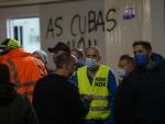 Empleados de Alcoa durante la manifestación convocada frente a la fábrica contra el ERE ejecutado de 524 trabajadores, en San Cibrao, A Mariña, Lugo, Galicia (España)