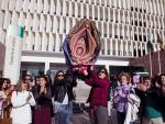 Imagen de archivo de un grupo de mujeres portando una reproducción de una vagina gigante, ante la Audiencia Provincial de Málaga
