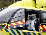 Varios sanitarios desinfectan un helicóptero en Alemania