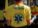 Dos técnicos del Sistema de Emergencias Médicas (SEM) de la Generalitat de Cataluña mueven una camilla