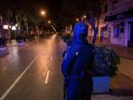 Una patrulla de la Policía Nacional en la céntrica calle Blanquerna de Palma, Mallorca, hoy domingo a las 23:00 h