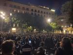Los concentrados en el Pla de la Catedral de Barcelona en la manifestación contra los desahucios durante la pandemia