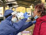 Un sanitario de Eslovaquia practica un test de coronavirus a una ciudadana