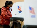 Una persona en una cabina de votación en Bowie, Maryland, este lunes