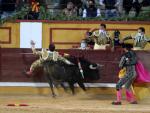 El torero Antonio Ferrera durante el festejo en Badajoz, en el que se ha encerrado en solitario con seis toros de la ganadería de Zalduendo cortando 5 orejas.