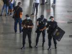 Agentes de Policía Nacional vigilan la T4 del Aeropuerto Adolfo Suárez Madrid-Barajas, en Madrid (España)