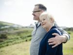 happy-old-couple-standing-togetherbilación