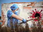 Un grafiti del artista callejero MrDheo representa a una sanitaria golpeando al virus de la Covid-19, este viernes en las afueras de Vila Nova de Gaia, en el norte de Portugal.