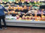Un ciudadano compra en un supermercado varios pavos antes de Acción de Gracias en EEUU