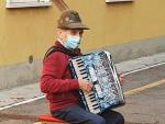 Un anciano le dedica un concierto en la calle a su mujer al no poder ir a visitarla.