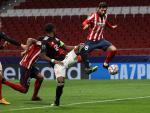 El defensa del Atlético de Madrid Felipe Monteiro (d) remata un balón