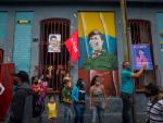 Varias personas en una calle de Caracas en la víspera de las elecciones en Venezuela
