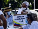 Una mujer participa en la votación paralela que la oposición venezolana ha organizado