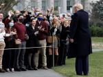 El presidente de EEUU, Donald Trump, saluda a varios de sus seguidores junto a la Casa Blanca
