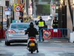 Agentes de la Policía Nacional controlan el acceso de vehículos que se disponen a entrar en Gibraltar en la Línea de la Concepción