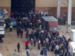 La policía regional de Cataluña desaloja este sábado una macrofiesta ilegal en una nave industrial abandonada de Llinars del Vallès en la provincia de Barcelona. La fiesta comenzó la noche de fin de año y congregaba a más de 200 person