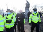 Varios policías custodian a un manifestante contra las restricciones en el Reino Unido