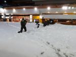 Defensa retira la nieve en los accesos a la estación de Chamartín