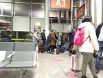 Fotografía de los pasajeros del vuelo de Iberia Santiago-Madrid retrasado siete horas y cancelado al final.