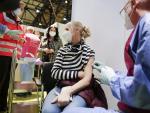 Mujer recibe vacuna en Alemania