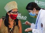 Una mujer recibe vacuna en Brasil