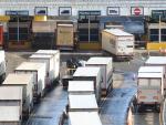 Varios camiones hacen cola en la aduana de Dover para poder pasar de Uk a Europa