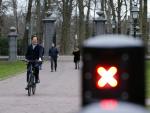 El primer ministro holandés, Mark Rutte, acude en bicicleta a presentar su dimisión antes de las elecciones