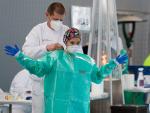 Una trabajadora sanitaria se protege para realizar tests de antígenos en el Polideportivo de ses Païsses, Sant Antoni, Ibiza, Islas Baleares