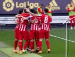 Los jugadores del Atlético de Madrid celebran el primer gol de Luis Suárez frente al Cádiz