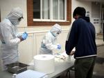 Sanitarios realizando tests de RT-PCR en saliva a alumnos del Colegio Internacional Alameda de Osuna , en Madrid