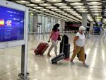 Dos pasajeras con maletas en la terminal T1 del Aeropuerto de Madrid-Barajas Adolfo Suárez