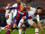 El delantero inglés del FC Barcelona, Martin Braithwaite (i), pelea en una jugada ante el defensa brasileño del Paris Saint Germain, Marcos Aoas Correa.