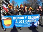 Personas asisten a una marcha neonazi en homenaje a los caídos de la División Azul, este sábado en Ciudad Lineal, Madrid.