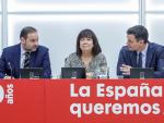 El ministro de Transportes, Movilidad y Agenda Urbana, José Luis Ábalos, la presidenta del PSOE, Cristina Narbona, y el presidente del Gobierno, Pedro Sánchez