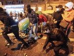 Lanzamiento de botellas en la octava noche de enfrentamientos en Barcelona