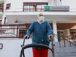 Una anciana sale de un centro residencial para mayores, durante el segundo día en el que los ancianos pueden salir a pasear. En Sevilla