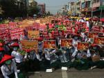 Imagen de una nueva protesta multitudinaria este domingo 28 de febrero en Mandalay, Myanmar