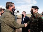 Jair Bolsonaro saluda a un militar en el aeropuerto internacional de Bage.