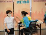 La máxima dirigente de Hong Kong, Carrie Lam, recibe una dosis de la vacuna contra la Covid