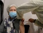 Una mujer recibe la primera dosis de la vacuna de Pfizer-BioNTech contra el coronavirus, en Cascais, Portugal.