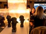 Estatuillas de los Goya ganados por Antonio Banderas expuestas en el restaurante Tercer Acto del Teatro del Soho