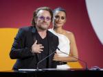 El cantante de U2, Bono, da un discurso al entregarle el Premio Donostia a la actriz Penélope Cruz