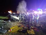 Los servicios de emergencias trabajan en el accidente de Pozuelo del Rey (Madrid)