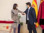 La consejera nueva de empresa industria y portavocía de Murcia, Valle Miguélez (i), saluda al presidente Fernando López Miras (d), durante su toma de posesión