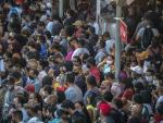 Gente esperando en la estación Luz de Sao Paulo el 4 de marzo de 2021.