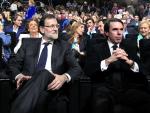 De izquierda a derecha, Cospedal, Rajoy, Aznar y Arenas