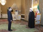 Hassan Rouhani, presidente de Irán, recibe al ministro de Exteriores chino, Wang Yi.