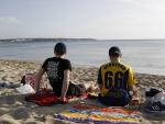 Dos turistas alemanes descansan en una playa de Palma de Mallorca durante este fin de semana