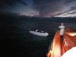 Imagen de la operación de rescate de una patera en alta mar