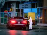 Un policía forense recoge evidencias en la puerta de la biblioteca canadiense donde se han producido los apuñalamientos